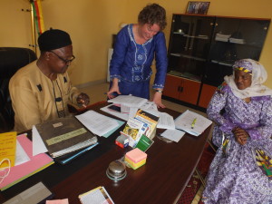 Officieel partners nu. De overeenkomst is ondertekend door de burgemeester van Nkambe, de wethouder van onderwijs en door de directrice van Knowledge for Children Kameroen.